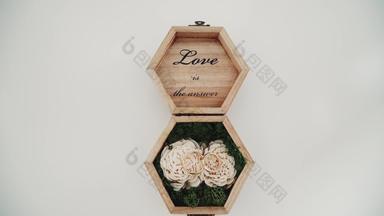 婚礼环木盒子填满莫斯绿色草婚礼婚礼环古董订婚环珍贵的石头谎言木盒子莫斯盒子木表格幻灯片拍摄
