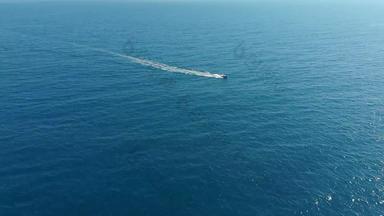空中镜头蓝色的海洋摩托艇西班牙
