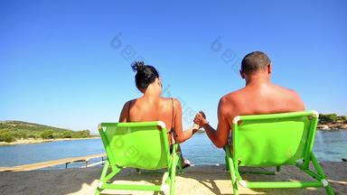 快乐<strong>浪漫</strong>的夫妇比基尼享受美丽的度<strong>蜜月</strong>海滩