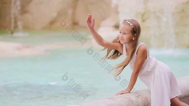 可爱的女孩喷泉特莱维罗马快乐孩子享受欧洲假期意大利