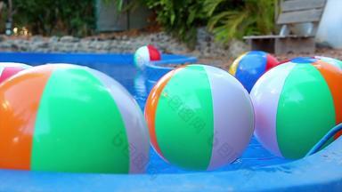 色彩斑斓的海滩球浮动池慢运动