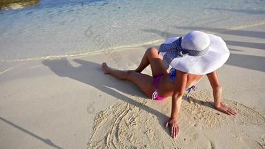 女人坐着海滩转伤感地天空背景加勒比