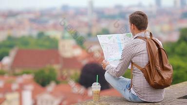 年轻的男人。城市地图背包背景欧洲城市高加索人旅游地图欧洲城市美丽的视图景点