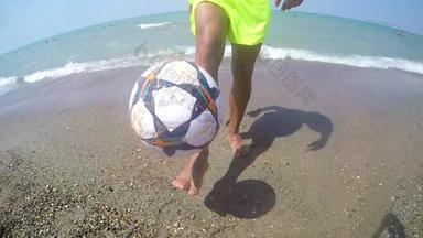 神奇的球性能海滩足球球员使足球自由泳示范慢运动