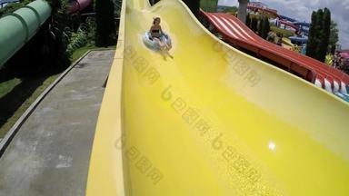 女孩游乐设施黄色的<strong>幻灯片</strong>水上乐园下降池慢运动