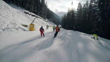 班斯科保加利亚约2月人滑雪山滑雪度假胜地山坡上班斯科保加利亚