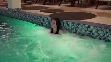 年轻的女孩享受极可意水流按摩浴缸一边池微笑相机呃稳定摄像头股票镜头