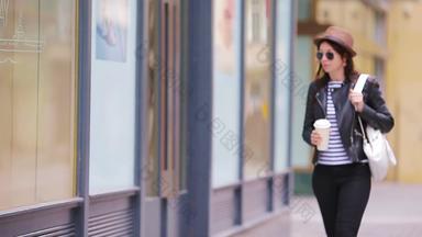 快乐年轻的城市女人喝咖啡欧洲城市旅行旅游女人热喝在户外假期欧洲