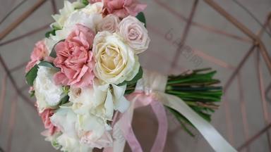 花束花白色粉红色的玫瑰婚礼花束新娘早....准备工作新婚夫妇花安排