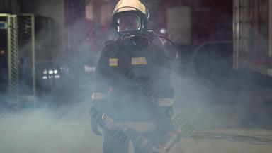 女消防队员肖像穿完整的设备氧气面具紧急救援设备硬工具烟火卡车背景