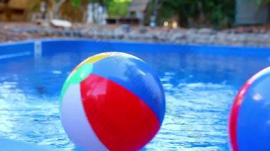色彩斑斓的海滩球扔水池