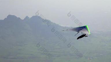 滑翔机滑翔伞有雾的谷