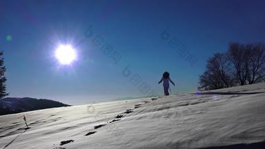 徒步旅行者女人走雪探险旅程脚脚陡峭的雪冬天娱乐活动体育运动太阳背光轮廓相机呃股票镜头