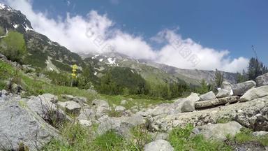 时间孩子云翻滚流动峰绿Pirin山著名的攀爬徒步旅行的地方达到情妇保加利亚的巴尔干半岛的最高峰呃股票镜头