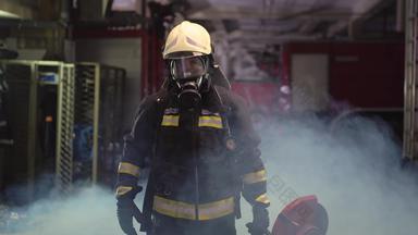 消防队员肖像穿完整的设备氧气面具权力圆形液压切割工具烟火卡车背景标签翻译消防队员模型的