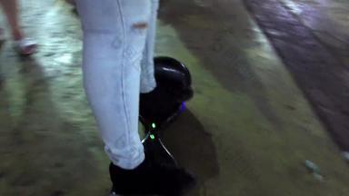 男孩电hoverboard踏板车在户外晚上<strong>替身</strong>拍摄