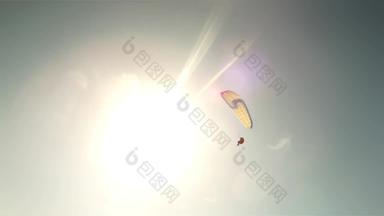 浮动空间滑翔伞移动顺利空气浮动上升暖气流山孵卵器通过阿拉斯加