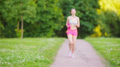 美丽的年轻的体育运动女孩运行在户外跑步者女人运行在户外培训马拉松运行