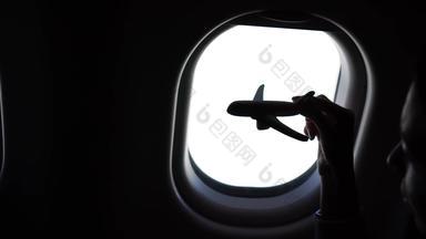 特写镜头手持有飞机模型玩具背景窗口飞机