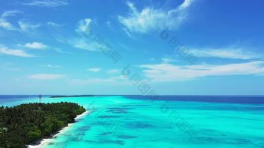 未遭破坏的奇迹自然热带岛tuquoise清晰的水白色沙子海岸岛丰富的绿色植物清晰的蓝色的天空