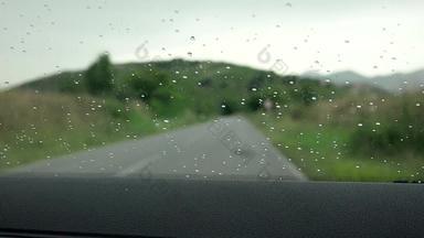 司机观点雨洒出来了掩盖了挡风玻璃创建危险开车条件