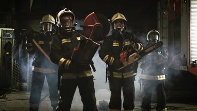 集团消防队员穿完整的设备氧气面具紧急救援工具圆形液压气体斧雪橇锤烟火卡车背景