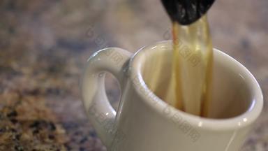 女人使新鲜的咖啡厨房部分完整的集<strong>视频剪辑</strong>女人倒咖啡理由水咖啡制造商最后酿造咖啡杯