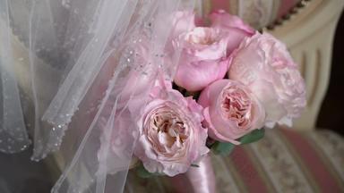 花束花粉红色的玫瑰婚礼花束新娘早....准备工作新婚夫妇花安排椅子卧室花面纱
