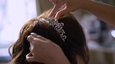 理发师新娘的头发婚礼发型年轻的女孩设计师头发样式