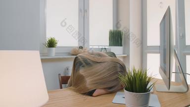 累了女人醒着的工作场所累了金发碧眼的女办公室工人优雅的西装放松说谎武器桌子上打呵欠开始工作电脑光房间植物
