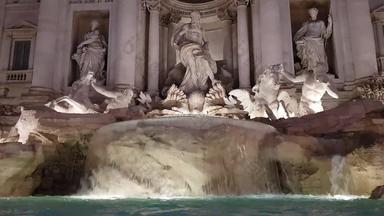 著名的特莱维喷泉罗马丰塔纳特莱维受欢迎的的地方罗马意大利美丽的晚上前面视图