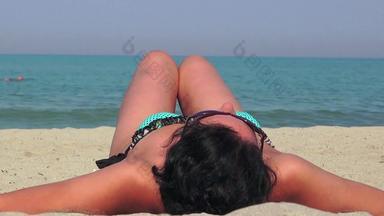 海滩太阳如此女模型放松假期夏威夷假期假期晒黑概念