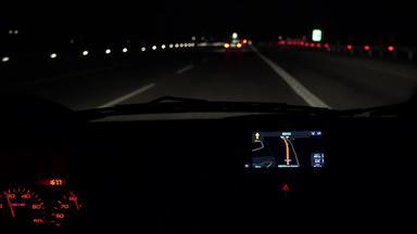 车开车高速公路晚上照亮指示板导航观点呃股票镜头