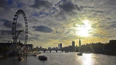 船通过泰晤士河河日落轮廓伦敦天际线眼睛大我房子组织Westminiister桥12月伦敦