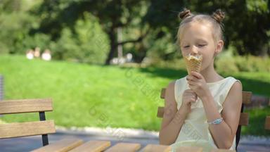 女孩吃冰淇淋在户外<strong>夏天</strong>户外咖啡馆可爱的孩子享受真正的意大利意式<strong>冰激凌</strong>
