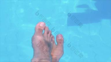 男性脚移动水池瓷砖可见水下