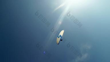 滑翔伞明亮的太阳光