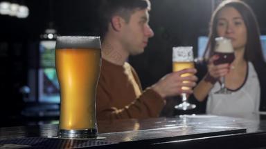 玻璃美味的啤酒前景夫妇无比的啤酒回来酒吧