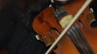 女人playingon小提琴