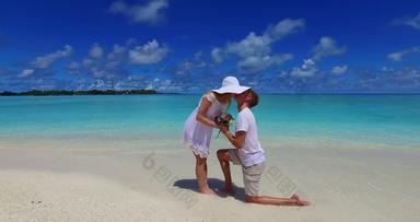 年轻的夫人男人。爱约会假期花质量时间海滩夏天白色桑迪背景