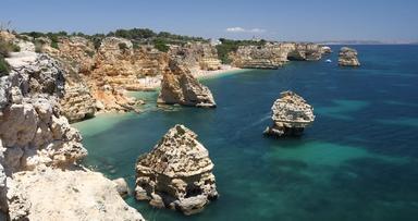 自然洞穴海军海滩阿尔加夫葡萄牙岩石悬崖拱门海军海滩绿松石海水海岸葡萄牙阿尔加夫地区