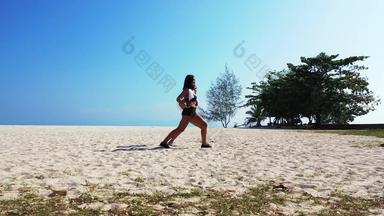 漂亮的有趣的女性拍的享受生活海滩清洁白色沙子蓝色的背景