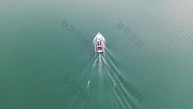 空中镜头乘客船泰根湖湖前视图船使湖泰根湖巴伐利亚德国