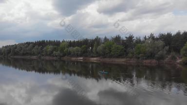 空中男人。蓝色的皮艇河床宽平静水木筏下游<strong>春</strong>天Desna河旅行发现乌克兰