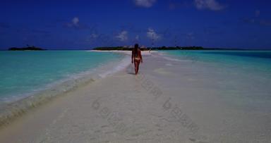 现代有趣的女性旅行有趣的海滩天堂白色沙子蓝色的背景