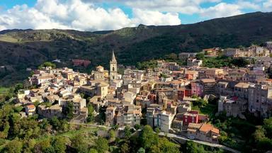 令人惊异的城市景观诺瓦拉西西里岛小镇空中视图诺瓦拉西西里岛西西里意大利欧洲山村诺瓦拉西西里岛西西里意大利
