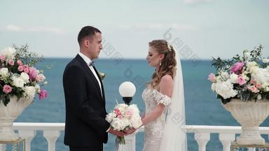 新娘新郎婚礼仪式年轻的夫妇爱站拱婚礼海