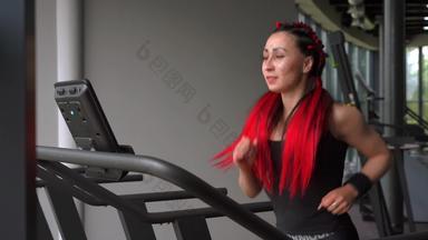 女人运行跑步机健身房运动员慢跑室内重量损失锻炼慢跑者运行有氧运动培训