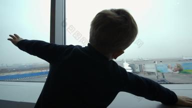 男孩飞机窗口模仿