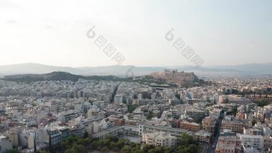 空中拍摄不断上升的古老的城市雅典卫城遥远的山